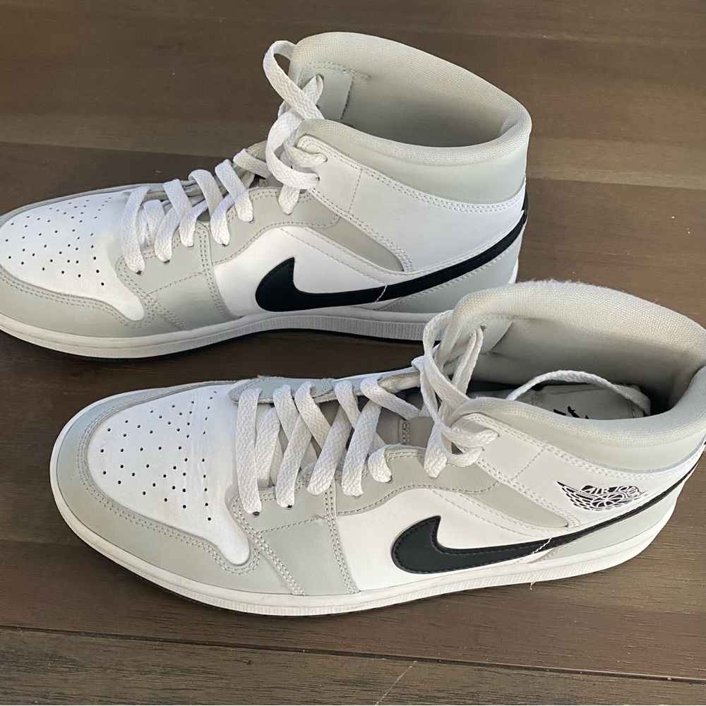 Air Jordan 1 Mid - great condition - size W 10/M 8.5